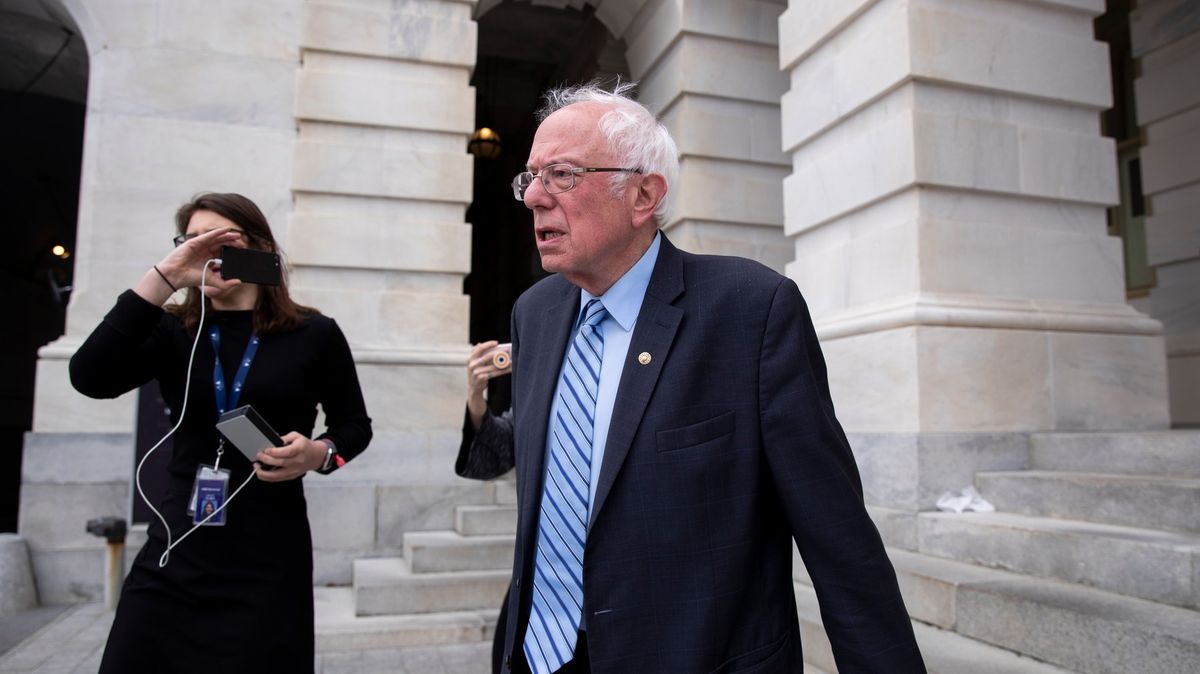 Sanders vyhrál u demokratů v zahraničí, státy odkládají primárky
